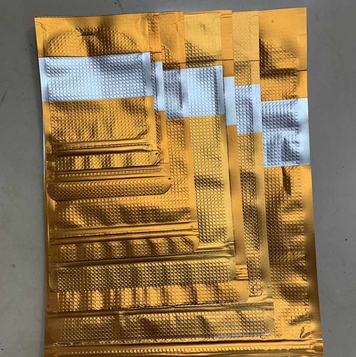 Dark gold embossed window self-standing bone bag 15*22