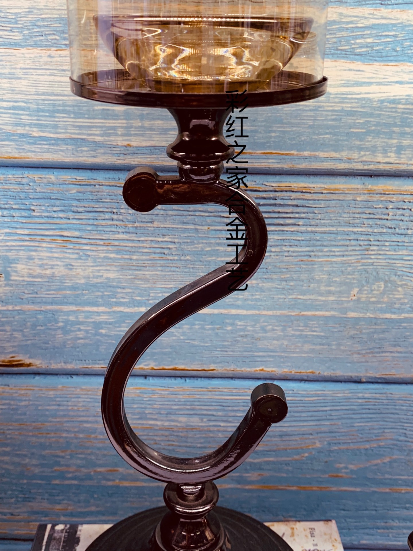 على شمعدان قديم، على شكل شمعدان ريفي اوروبي Specification image