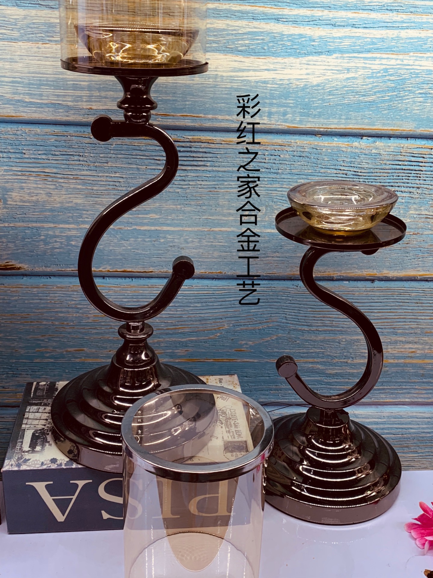 على شمعدان قديم، على شكل شمعدان ريفي اوروبي Item Picture