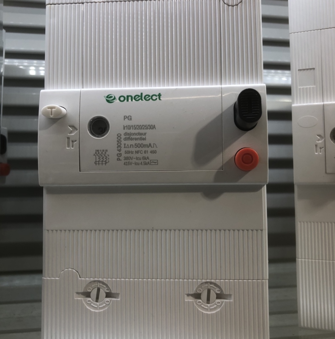 PG4P circuit breaker