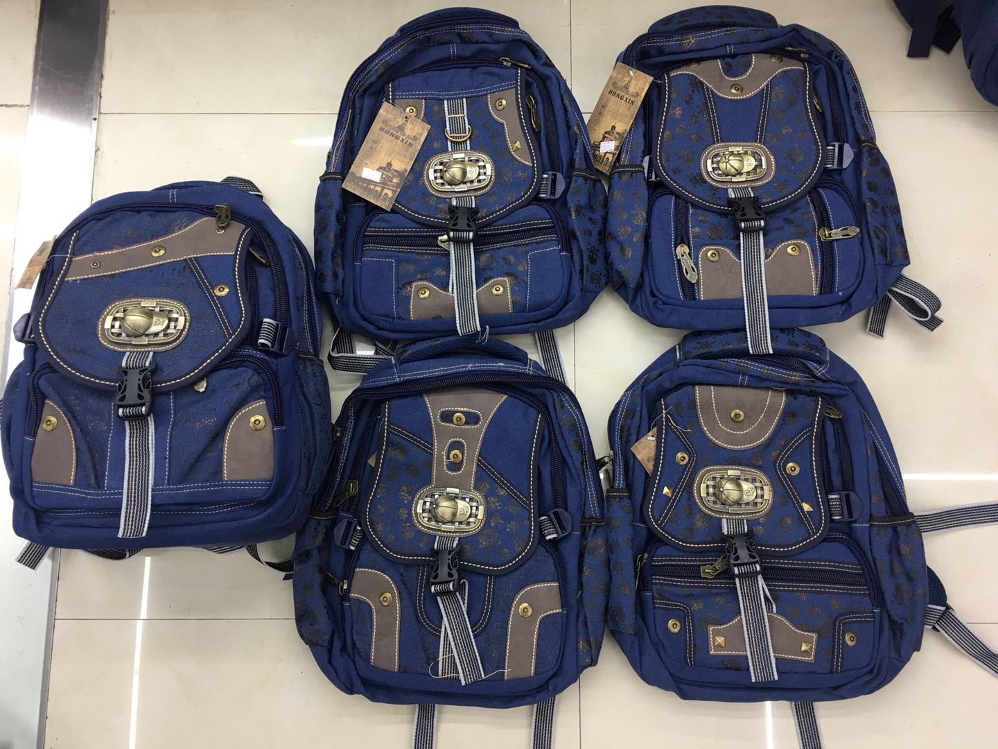 Denim schoolbags, backpacks, casual bags, canvas bags for both men and women, available in a wide range of colors. Custom-made in stock