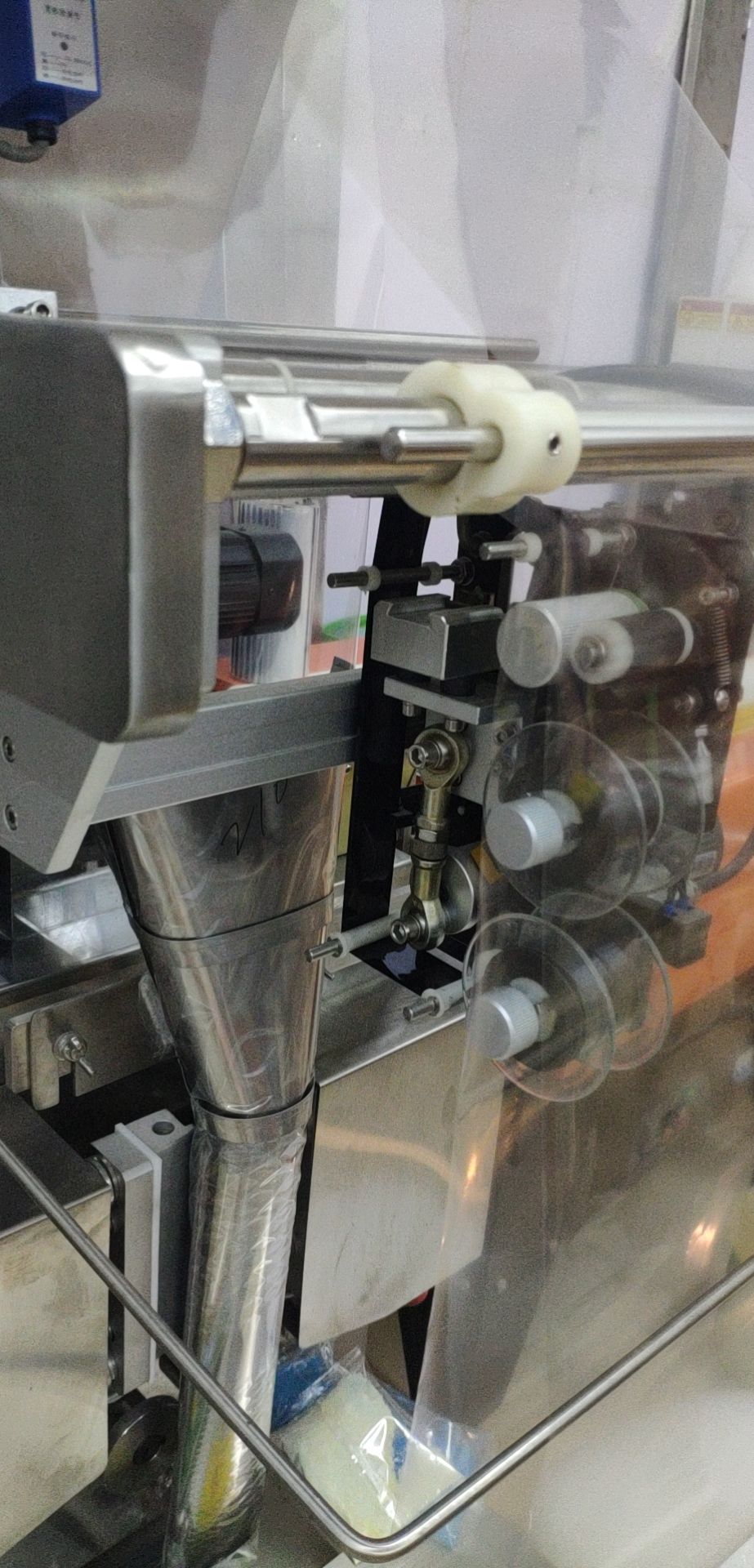 The 241G ribbon coding machine is used in conjunction with the fully automatic packaging machine for coding details Picture