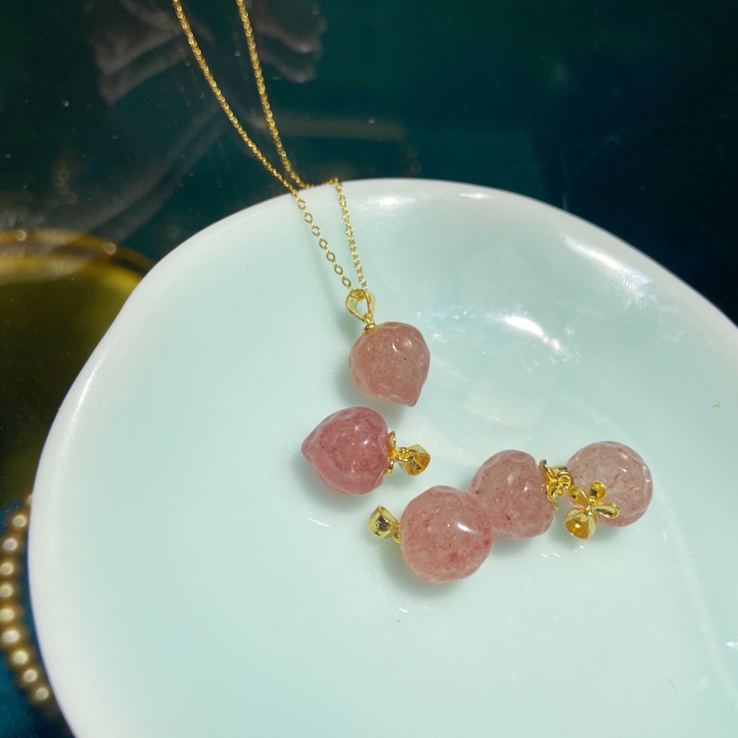 Natural strawberry crystal small strawberry sculpture pendant clavicle chain 925 silver gold-plated buckle 925 chain