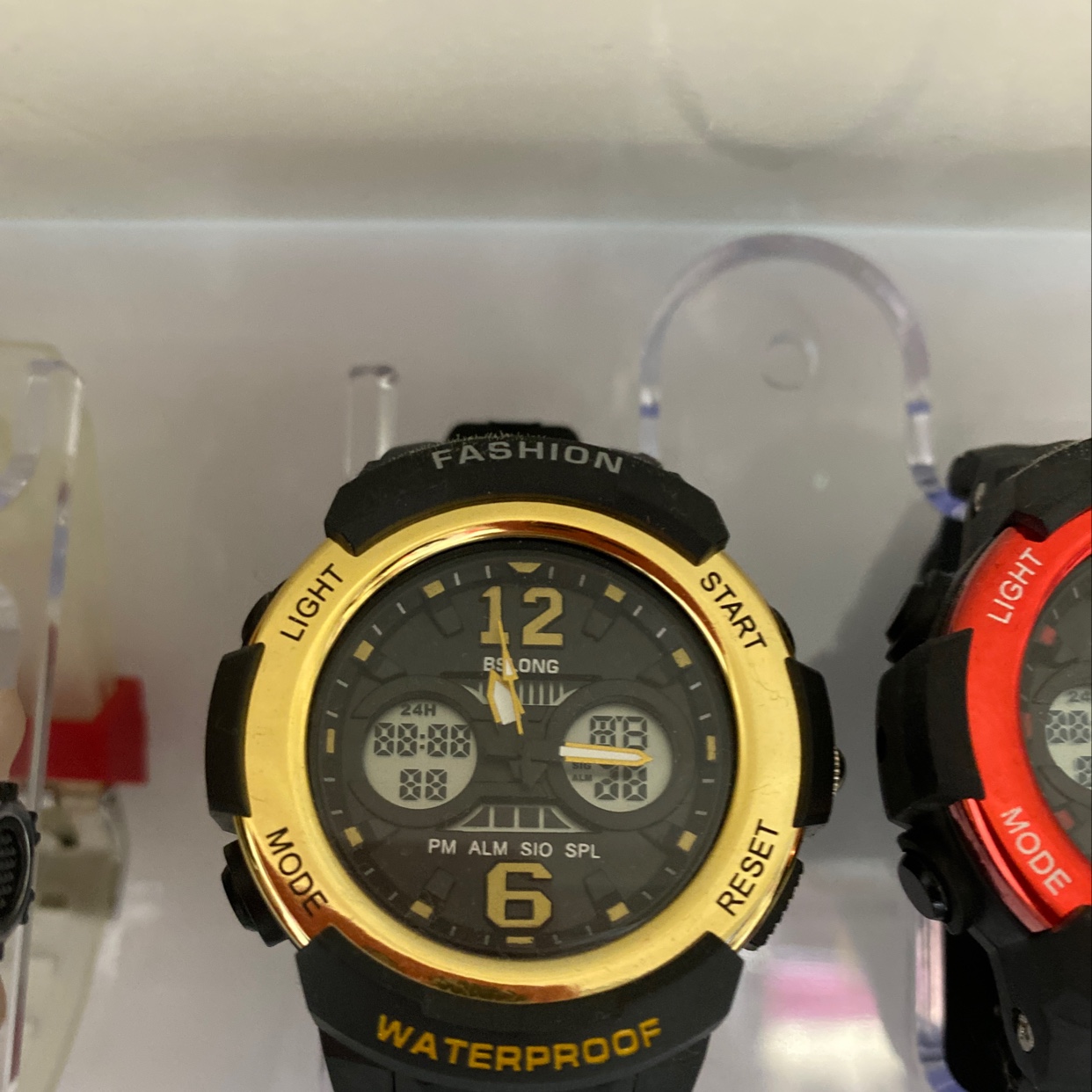 Simple men's watch with a sporty style