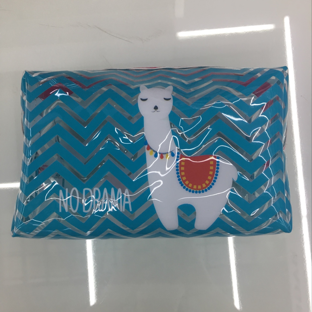 PVC印花蓝色羊驼化妆包图