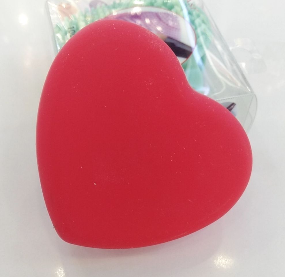 Heart-shaped face brush in red detail image 3