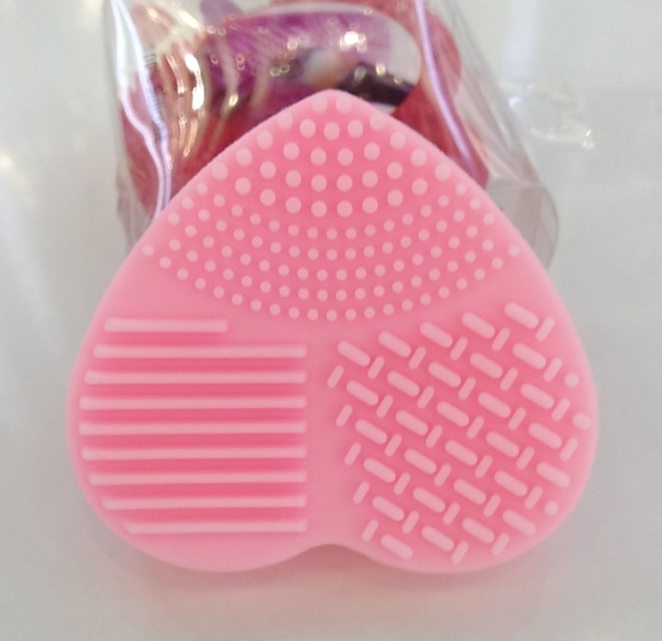 Heart-shaped face wash brush mixed in green, purple and pink detail image 3