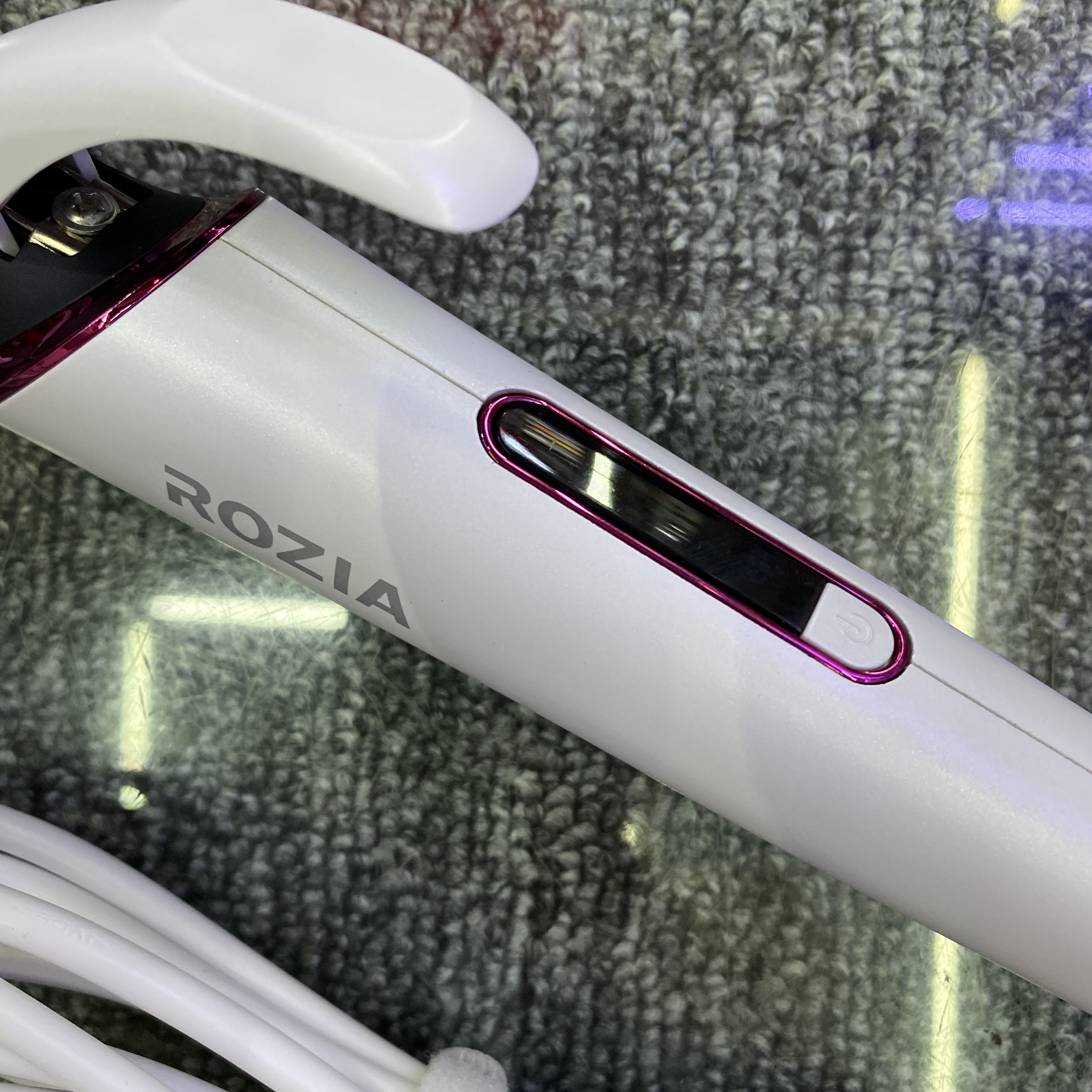 The adjustable temperature range of the Rozia women's electric curling iron shows HR790C Application Scenario