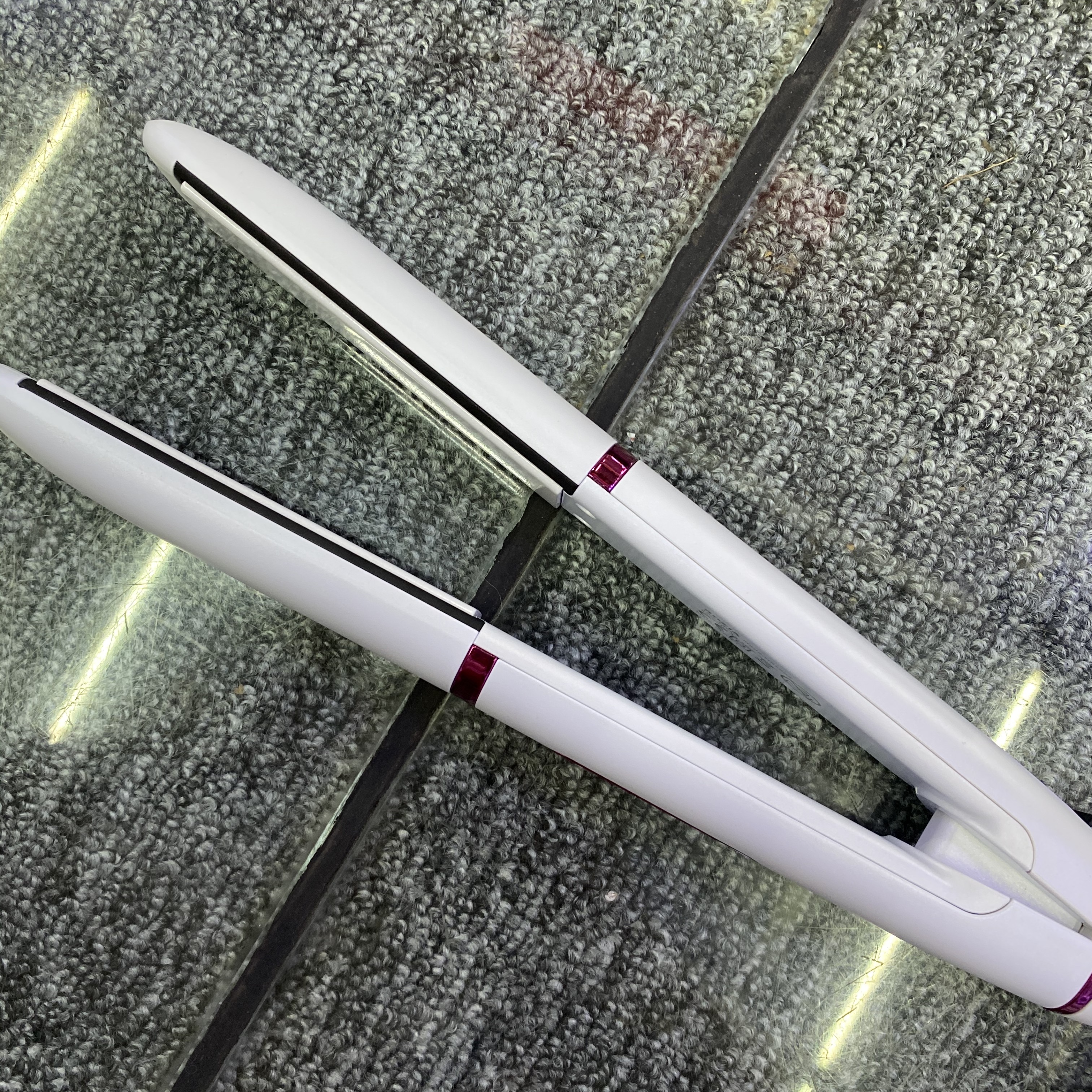 The adjustable temperature range of the Rozia lady's straight plate holder shows HR790S Application Scenario