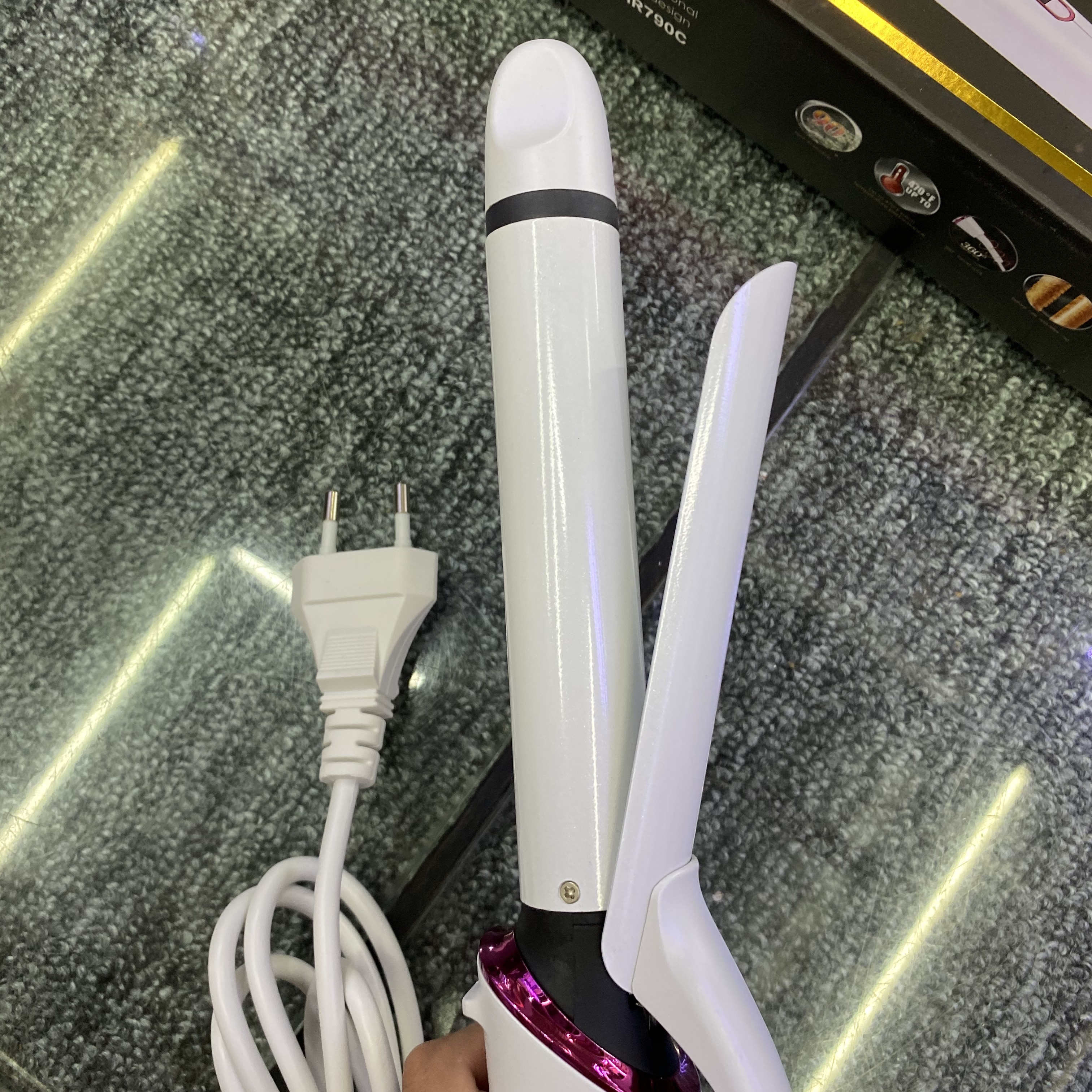 The adjustable temperature range of the Rozia women's electric curling iron shows HR790C Item Picture