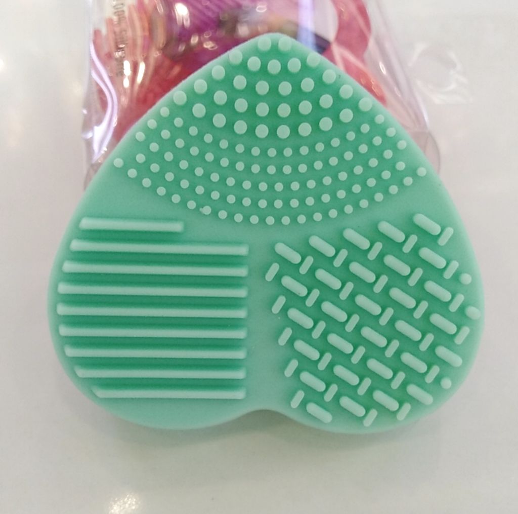 Heart-shaped face wash brush mixed in green, purple and pink detail image 1