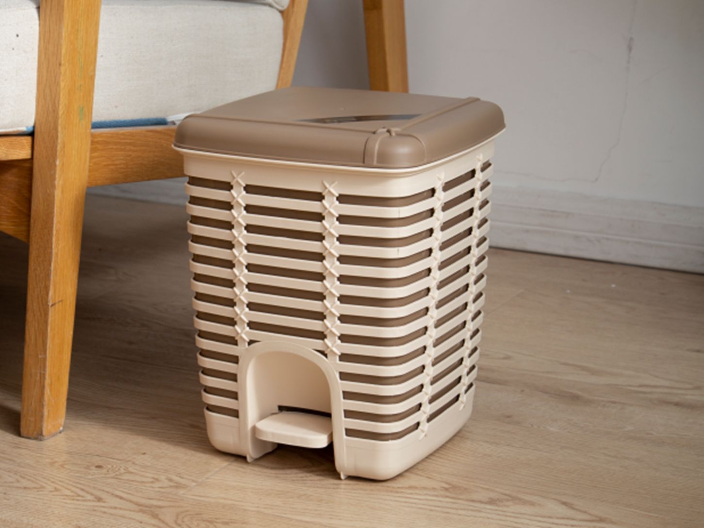 Yiwu good European style foot trash can /TZ full figure