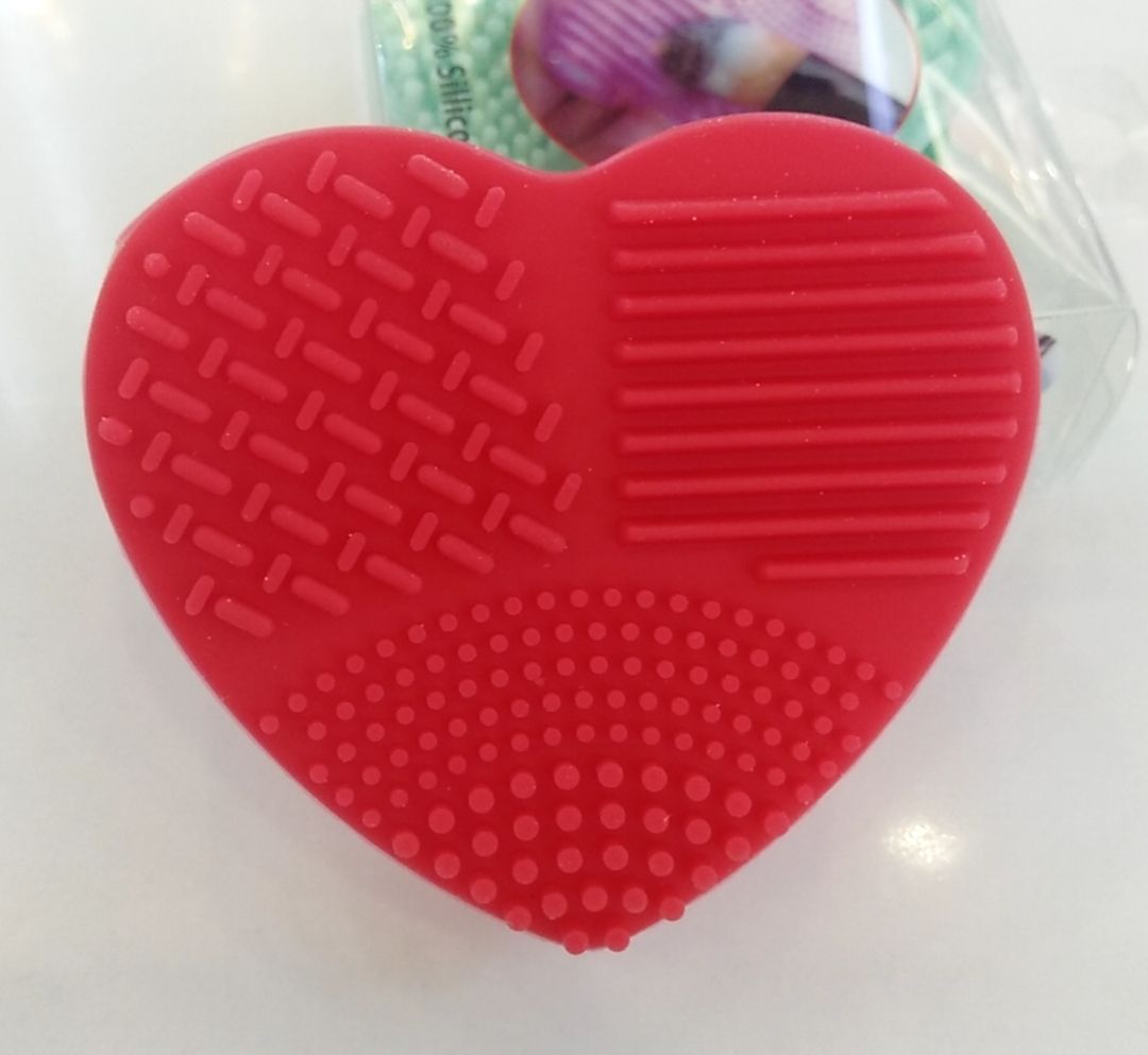 Heart-shaped face brush in red detail image 1