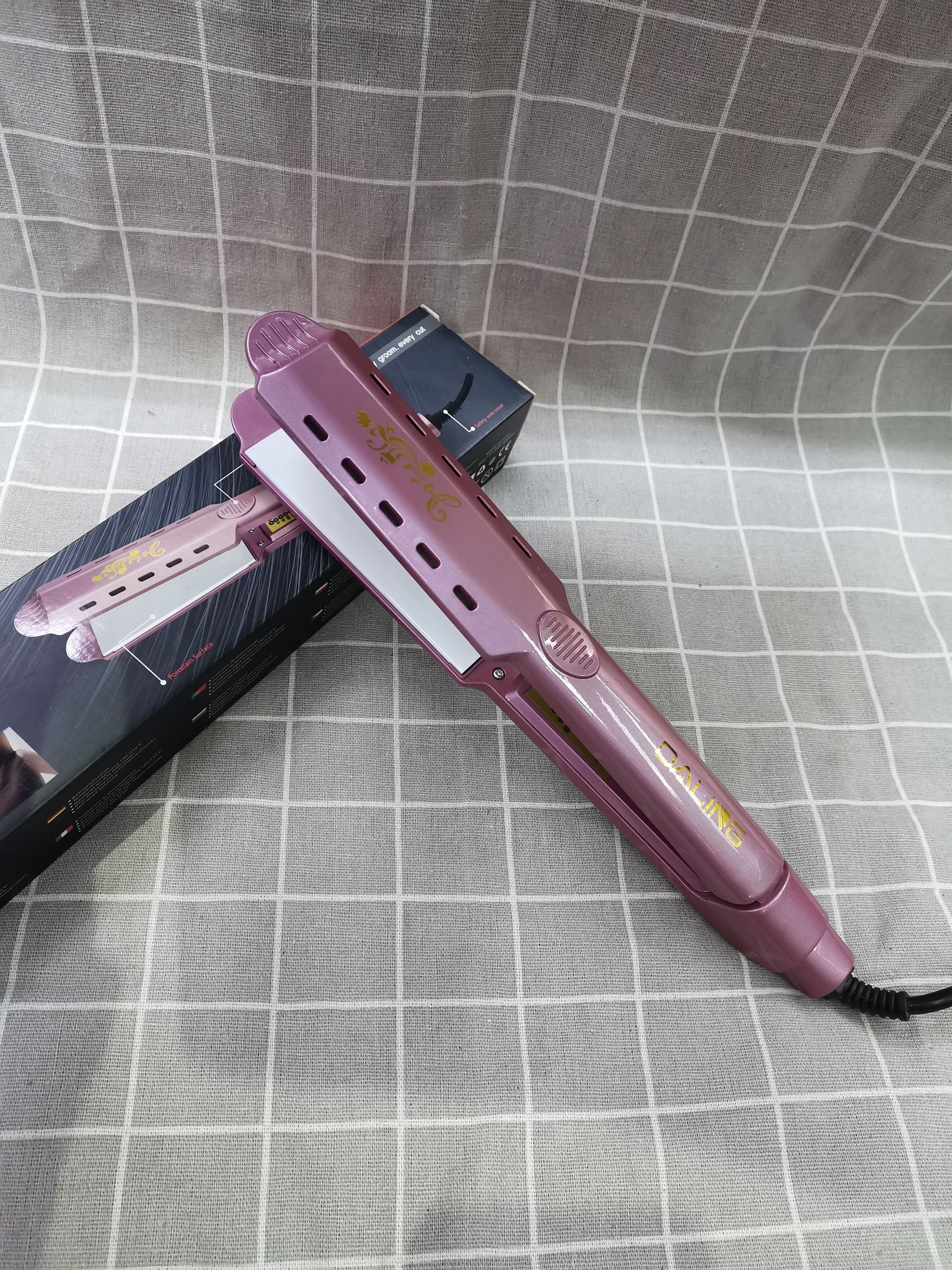 Darling DL-5019 Ladies' straightener Plug - in ladies' straighteners wholesale cross-border Application Scenario