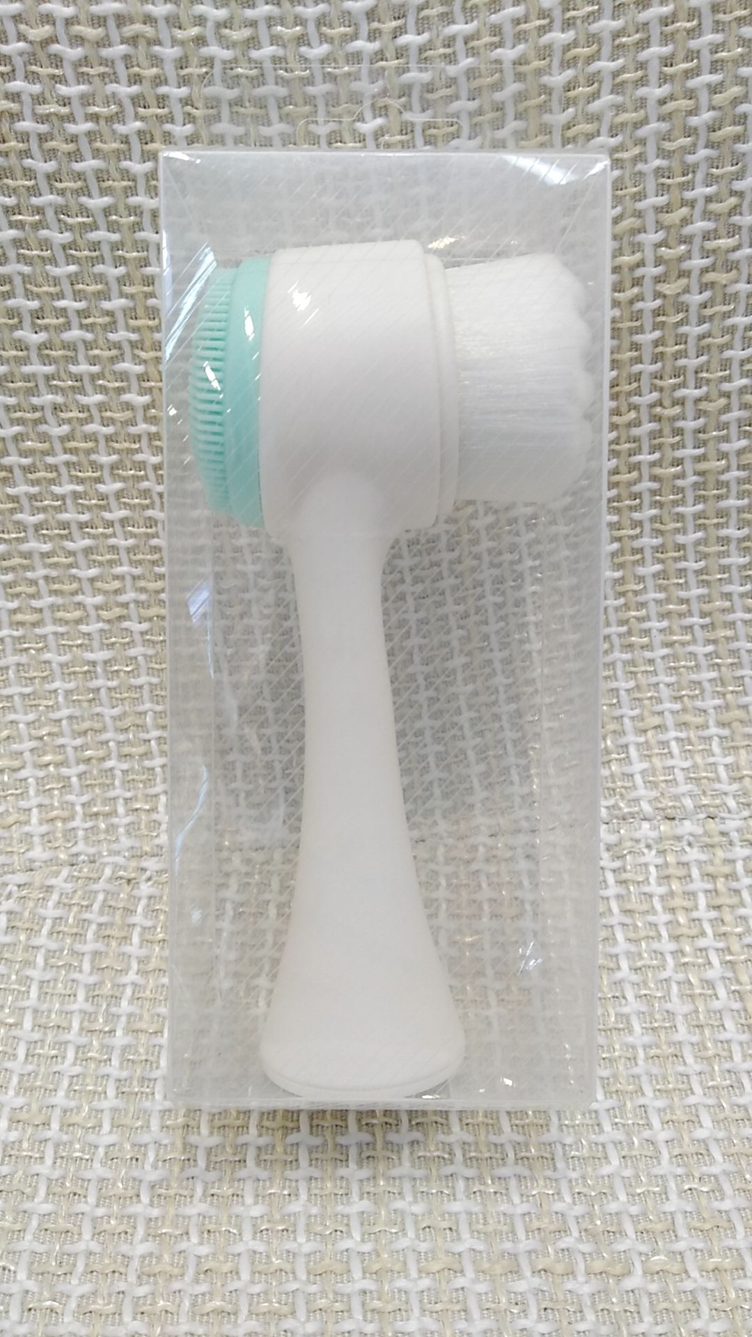 Face wash brush with handle, one side made of silicone and the other side detail image 2