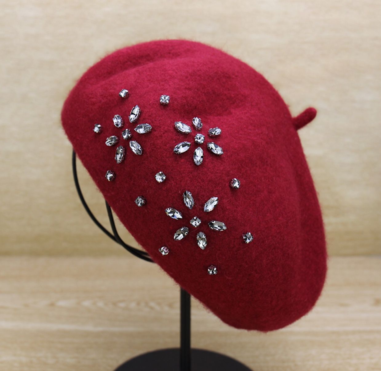 Fashionable beret knitted women's New Year diamond wool felt professional hat detail image 3