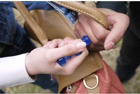 新款 防身扳指扣铁拳扣铁拳头指虎手撑子 女士防狼双指扣 破窗器详情图4