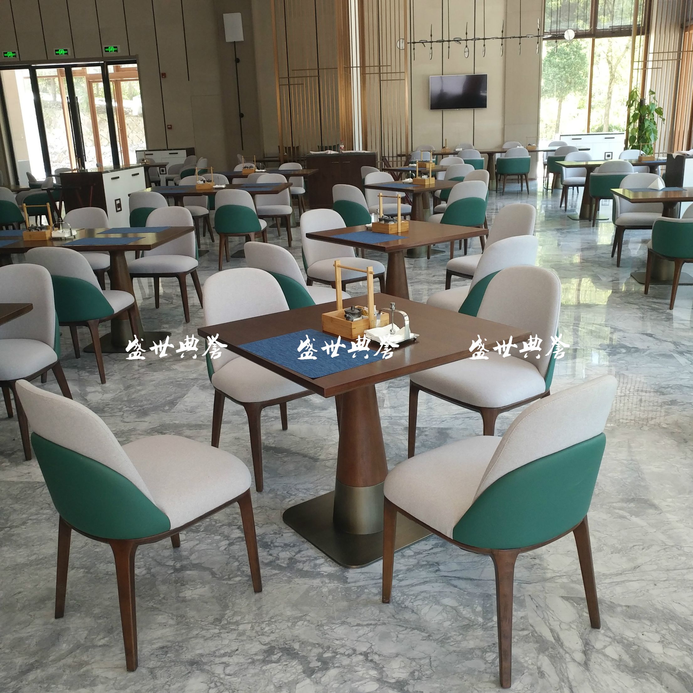 桂林度假酒店西餐厅餐桌椅饭店自助餐厅实木椅宾馆早餐椅子轻奢椅产品图