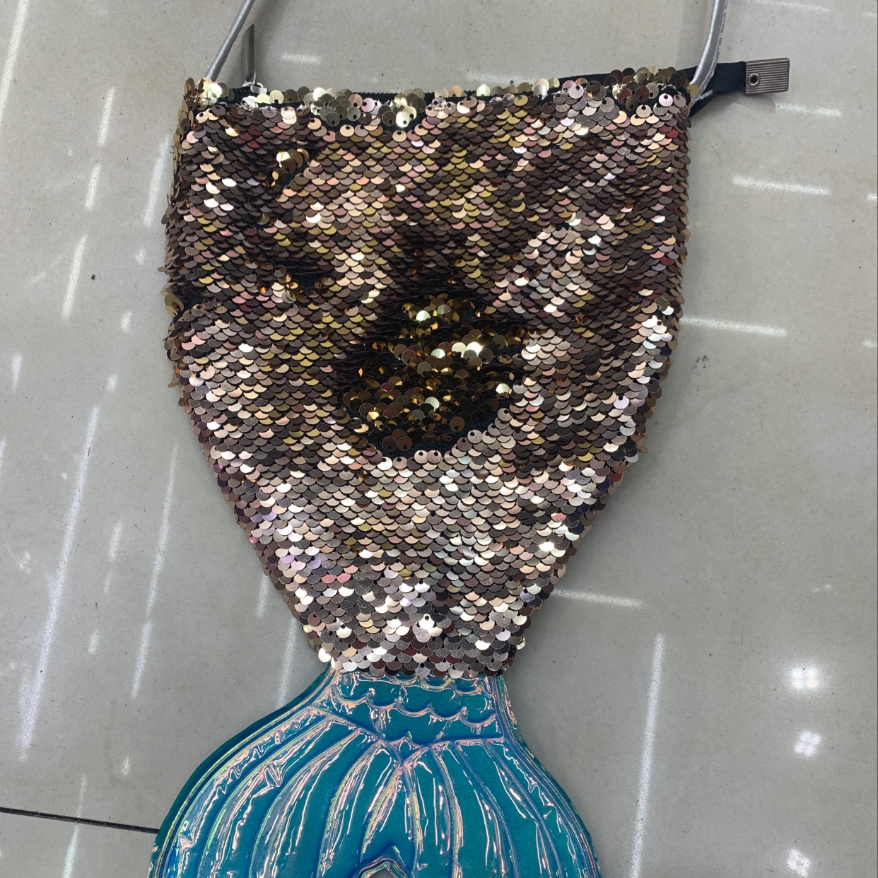 2020新款亮闪闪发光美人鱼包 双面斜跨包细节图