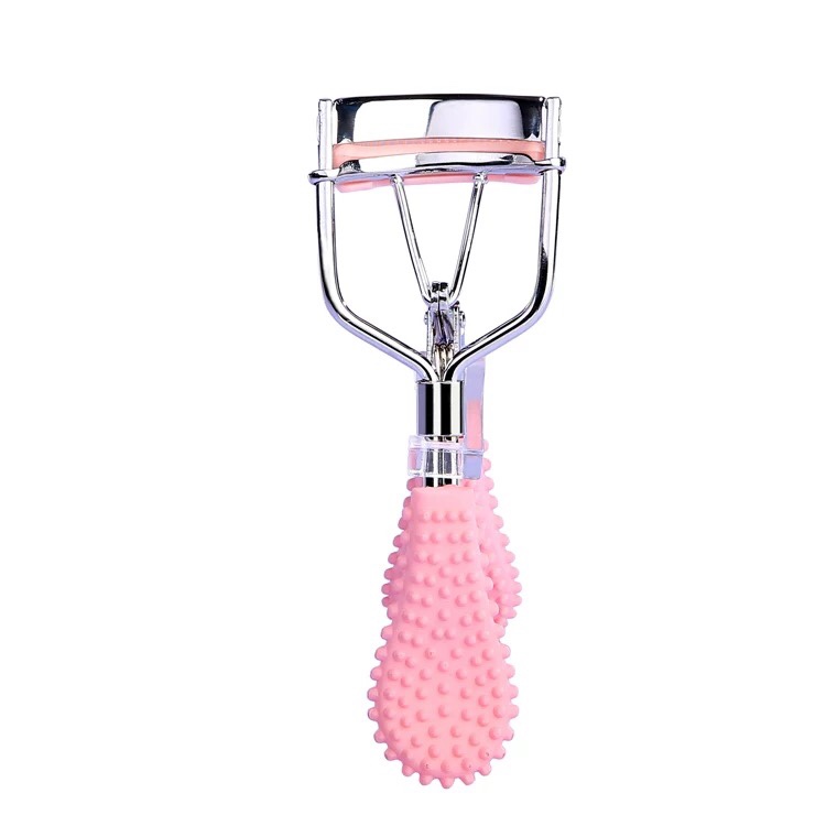 The eyelashes are fitted with comb buttons Application Scenario