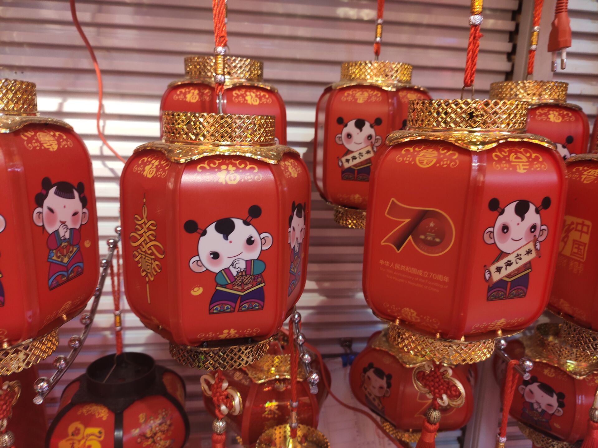 Galvanized antique plastic battery portable lamp with flower and bird patterns Specification drawing