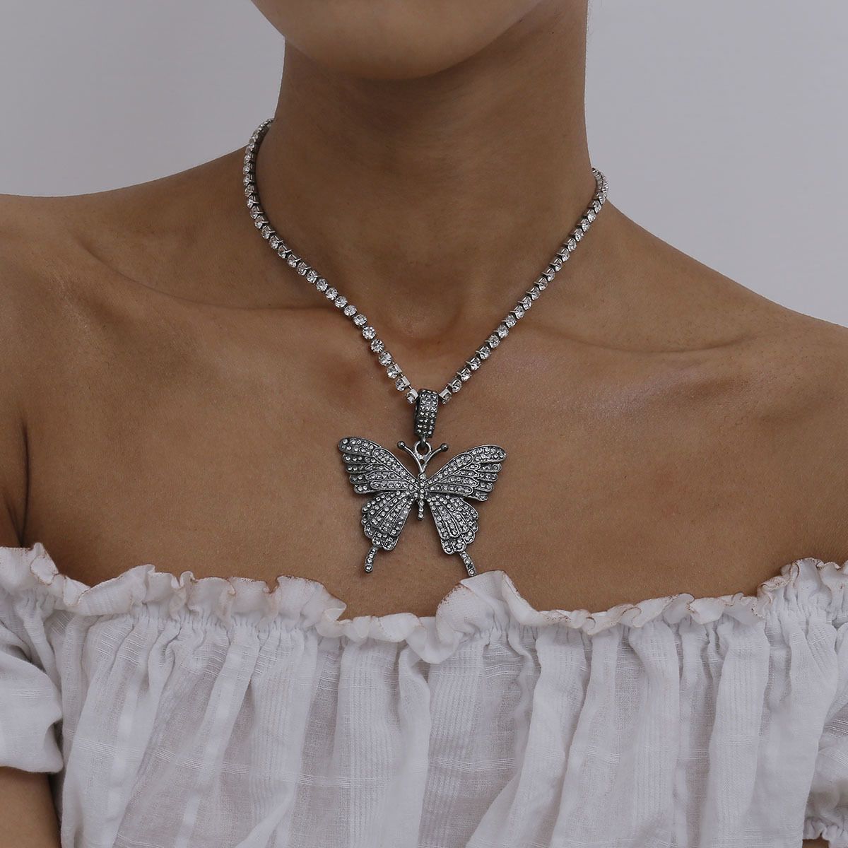 European and American cross-border jewelry fashion street style sparkling diamond collarbone chain necklace, elegant ins diamond-encrusted large butterfly necklace for women detail image 15
