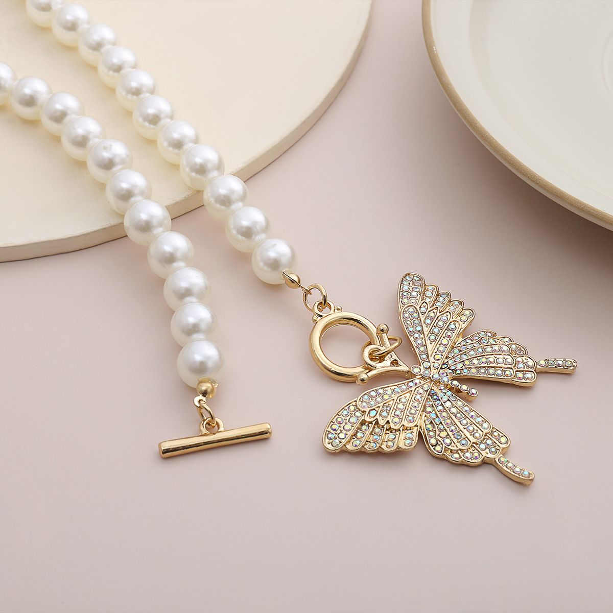 European and American cross-border jewelry, retro and simple imitation pearl OT clasp necklace, exaggerated large butterfly necklace studded with diamonds, for women detail image 3