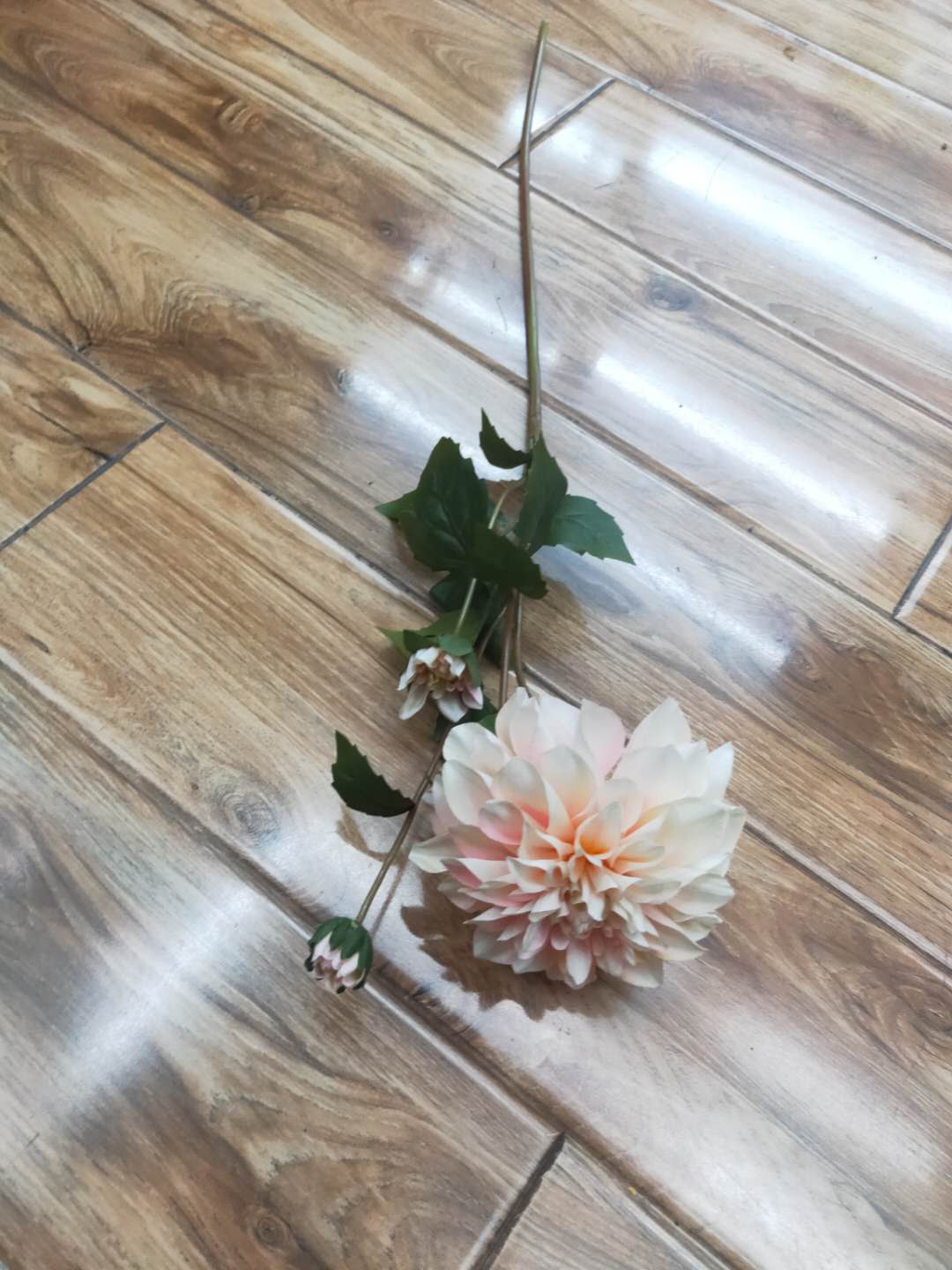 Factory direct sales of artificial flowers wholesale. 4 beautiful dahlias for indoor decoration. Multiple colors to choose from detail image 2