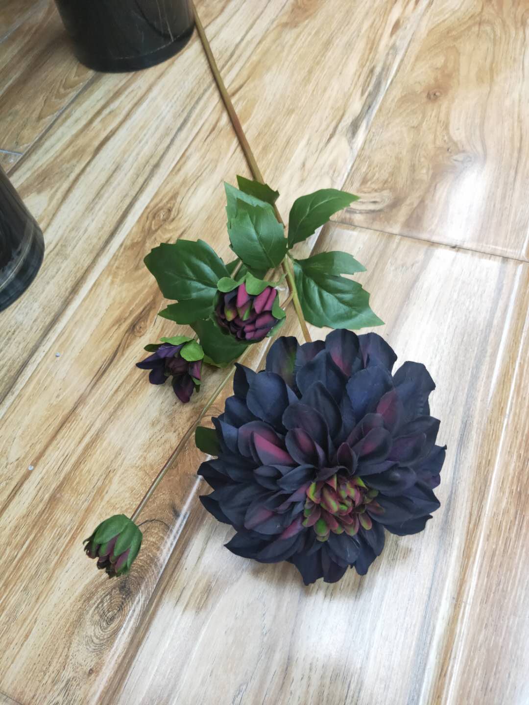 Factory direct sales of artificial flowers wholesale. 4 beautiful dahlias for indoor decoration. Multiple colors to choose from detail image 1