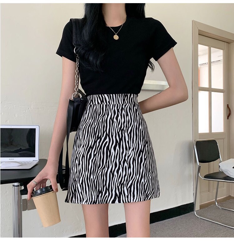 a large-sized zebra-print skirt, a mid-length high-waisted women's autumn A-line skirt, in an ins style, a chubby girl with a tight buttocks, a slightly plump girl in winter details Picture