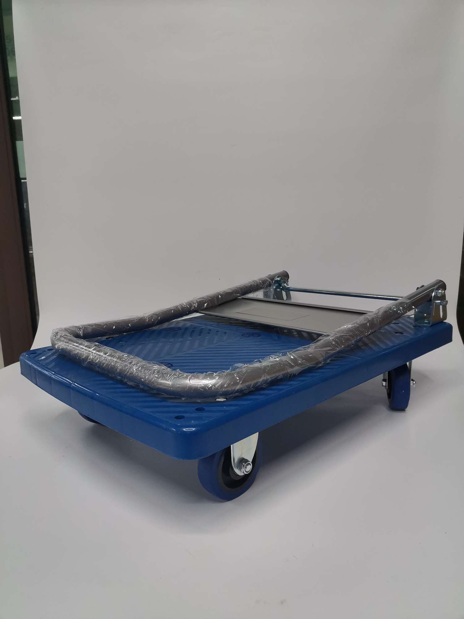 Lightweight, foldable small plastic flatbed cart, thickened plate silent wheel warehouse handling cart, handcart detail image 2