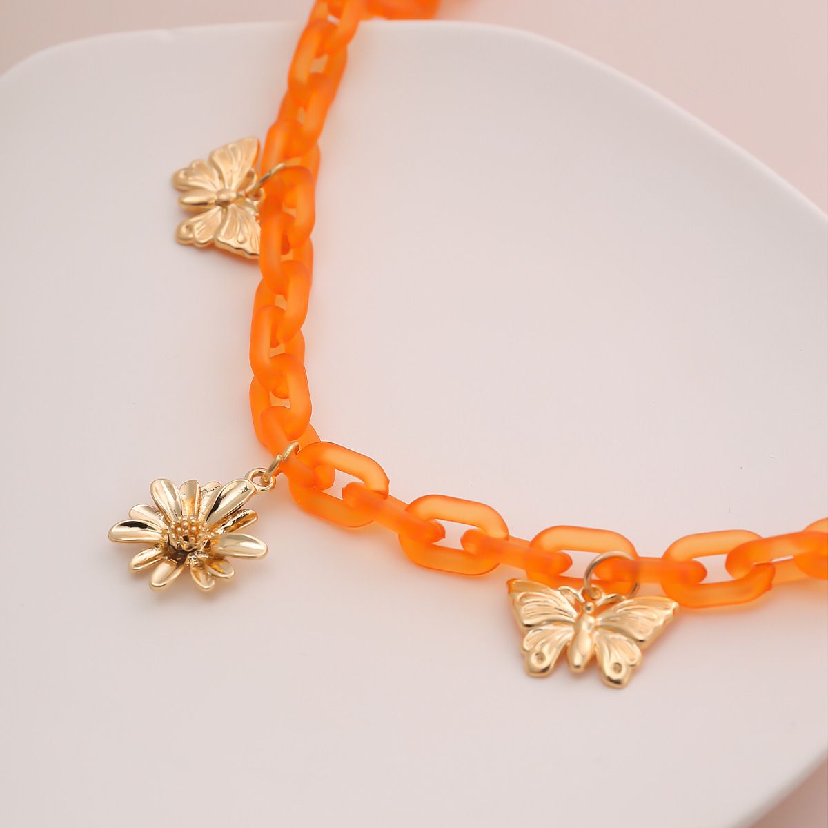 European and American cross-border accessories, hip-hop fashion acrylic chain necklace, simple ins butterfly flower pendant necklace detail image 6