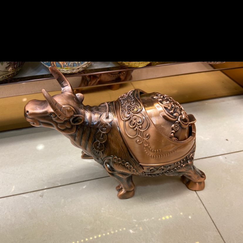 铜色牛形球型烟灰缸