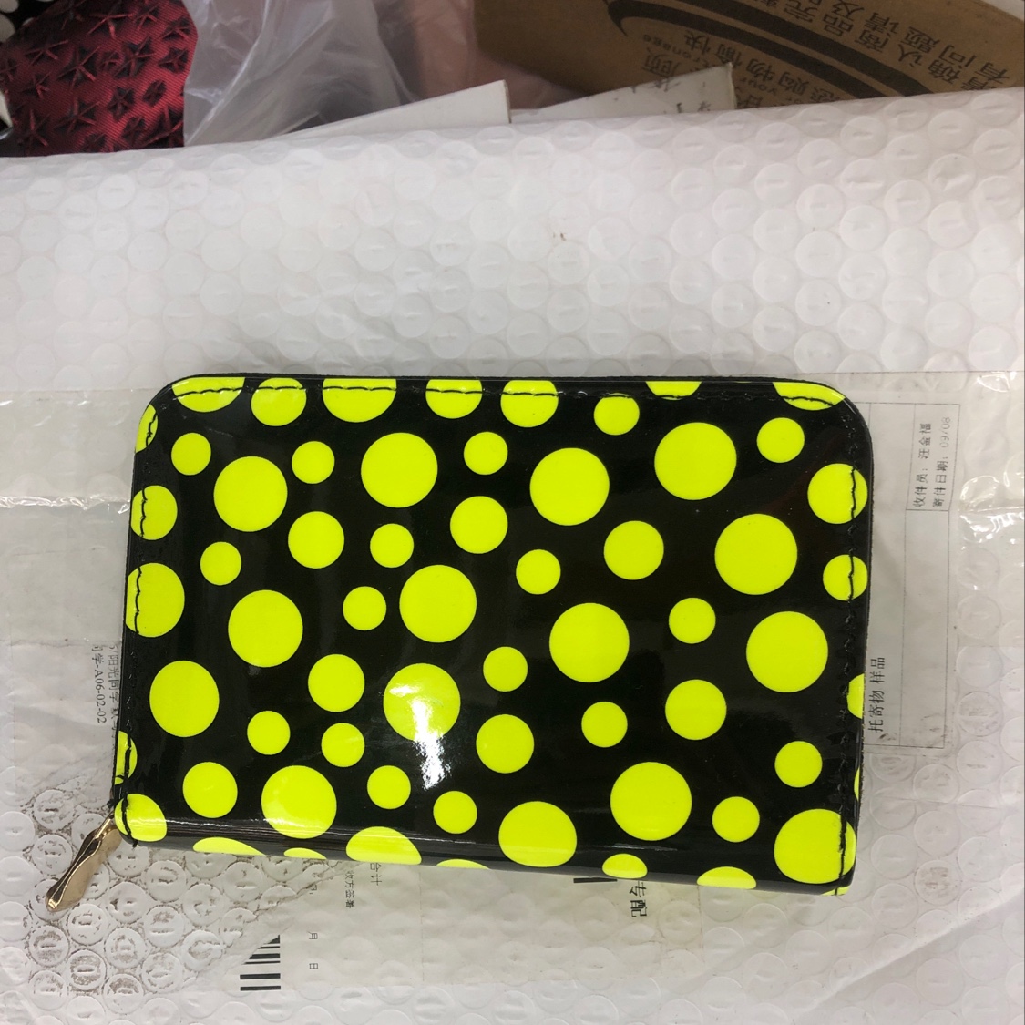 Fluorescent wallet details Picture