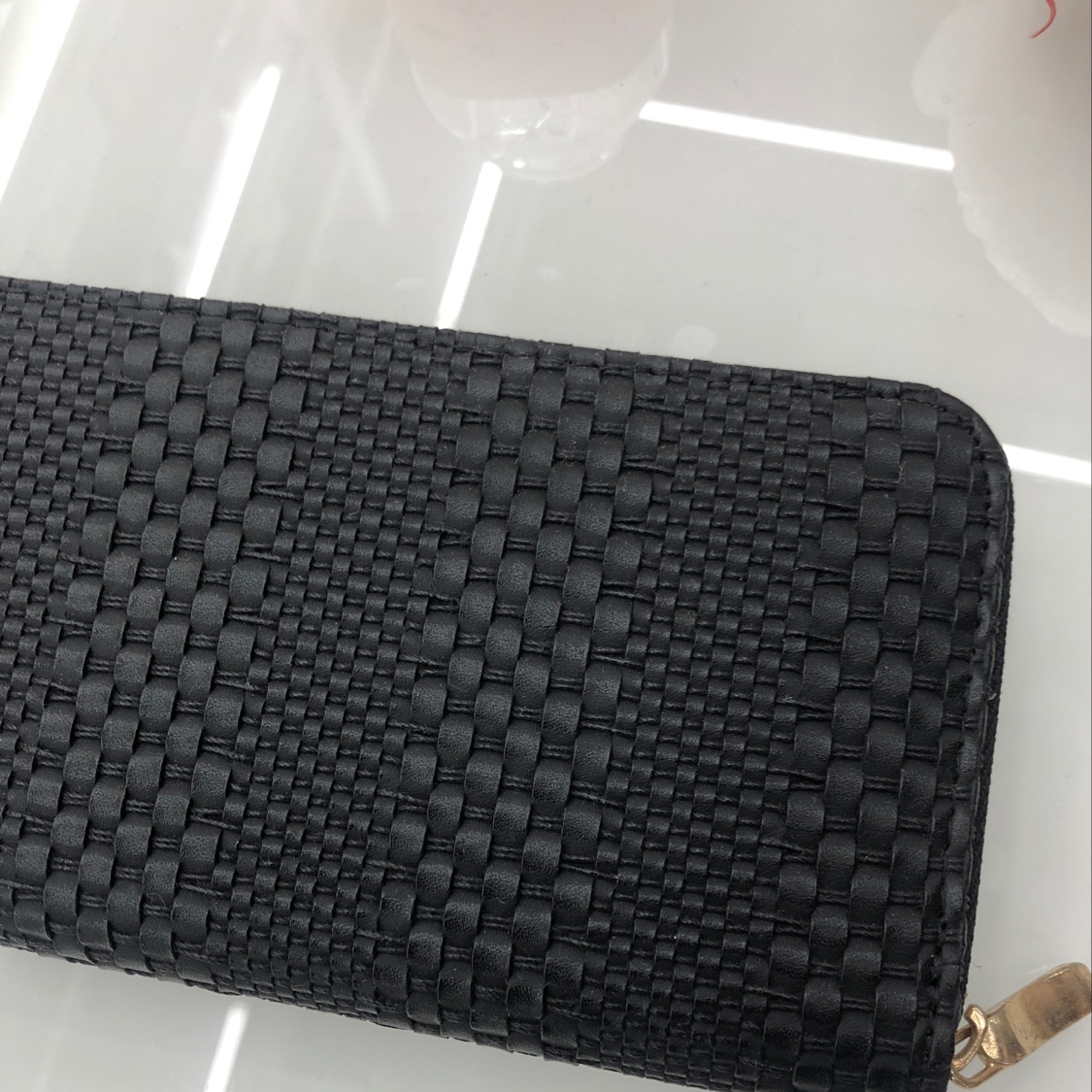 Embossed single-pull wallet details Picture