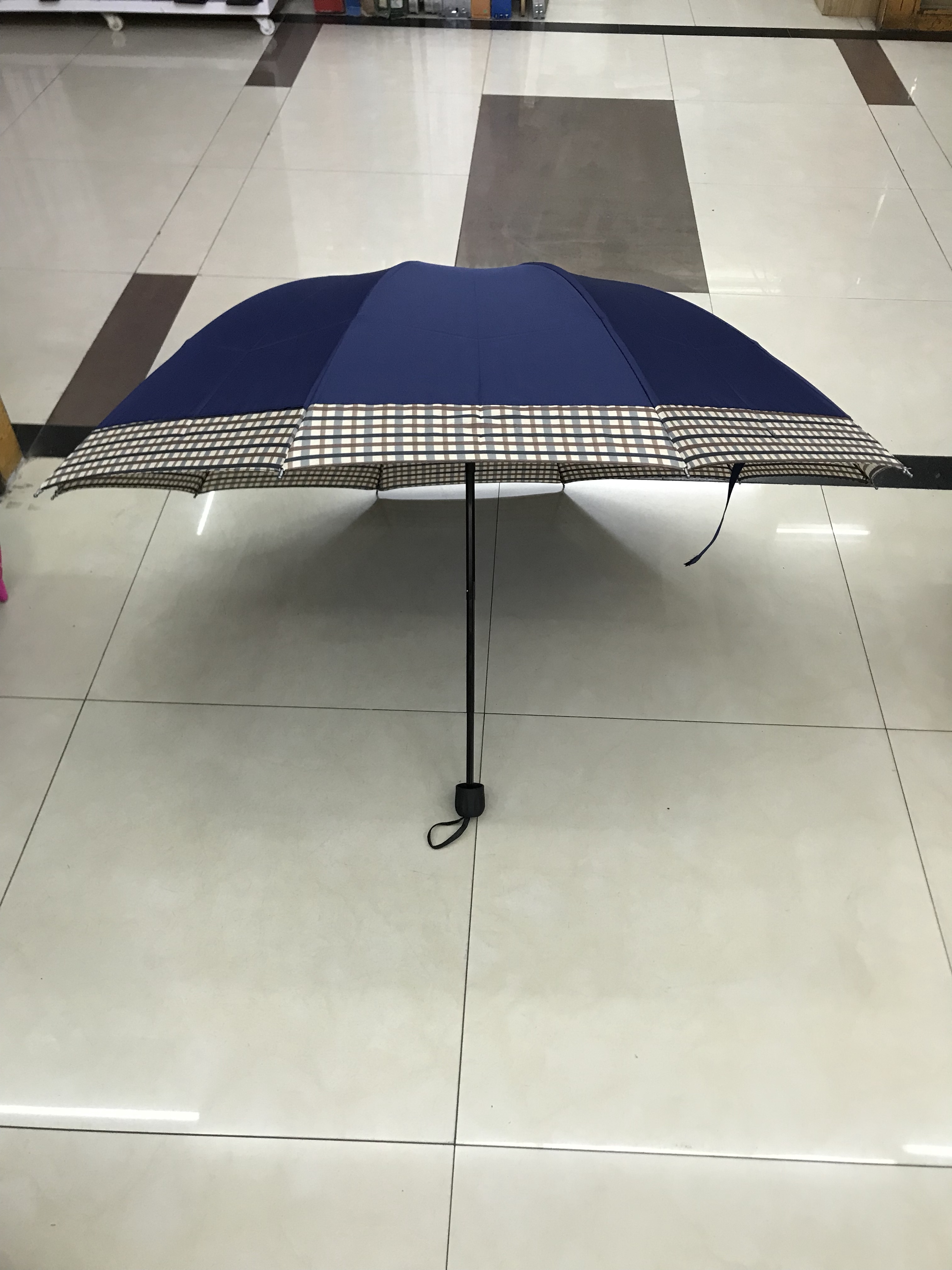 New hand-opened large 10-bone three-fold edge umbrella for all-weather weather Application Scenario