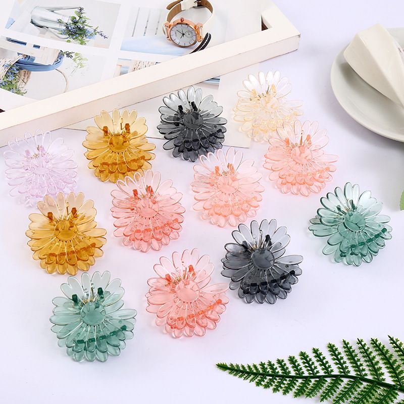 A cute Japanese and Korean inS-style Daisy flower hair clip with a cute girl's grab clip and a sweet bangs headwear clip details Picture