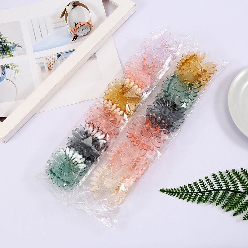 A cute Japanese and Korean inS-style Daisy flower hair clip with a cute girl's grab clip and a sweet bangs headwear clip