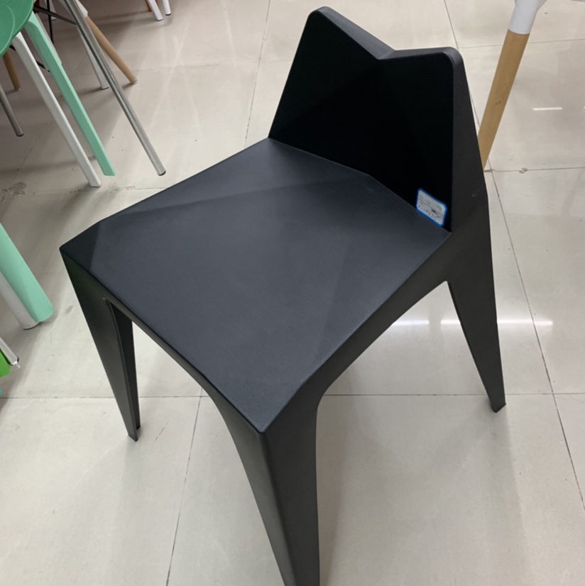 Lounge chairs in fashion stores and restaurants can be folded thumbnail