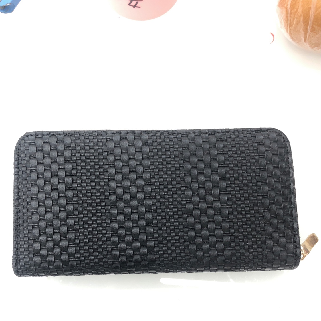 Embossed single-pull wallet