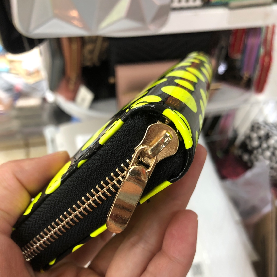 Fluorescent wallet Specification image