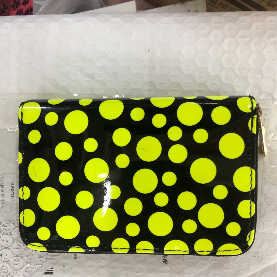 Fluorescent wallet