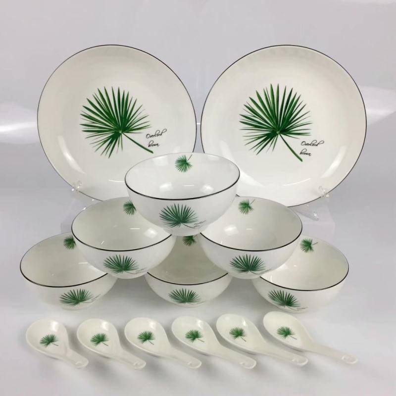 14头北欧风骨瓷餐具套装白底实物图