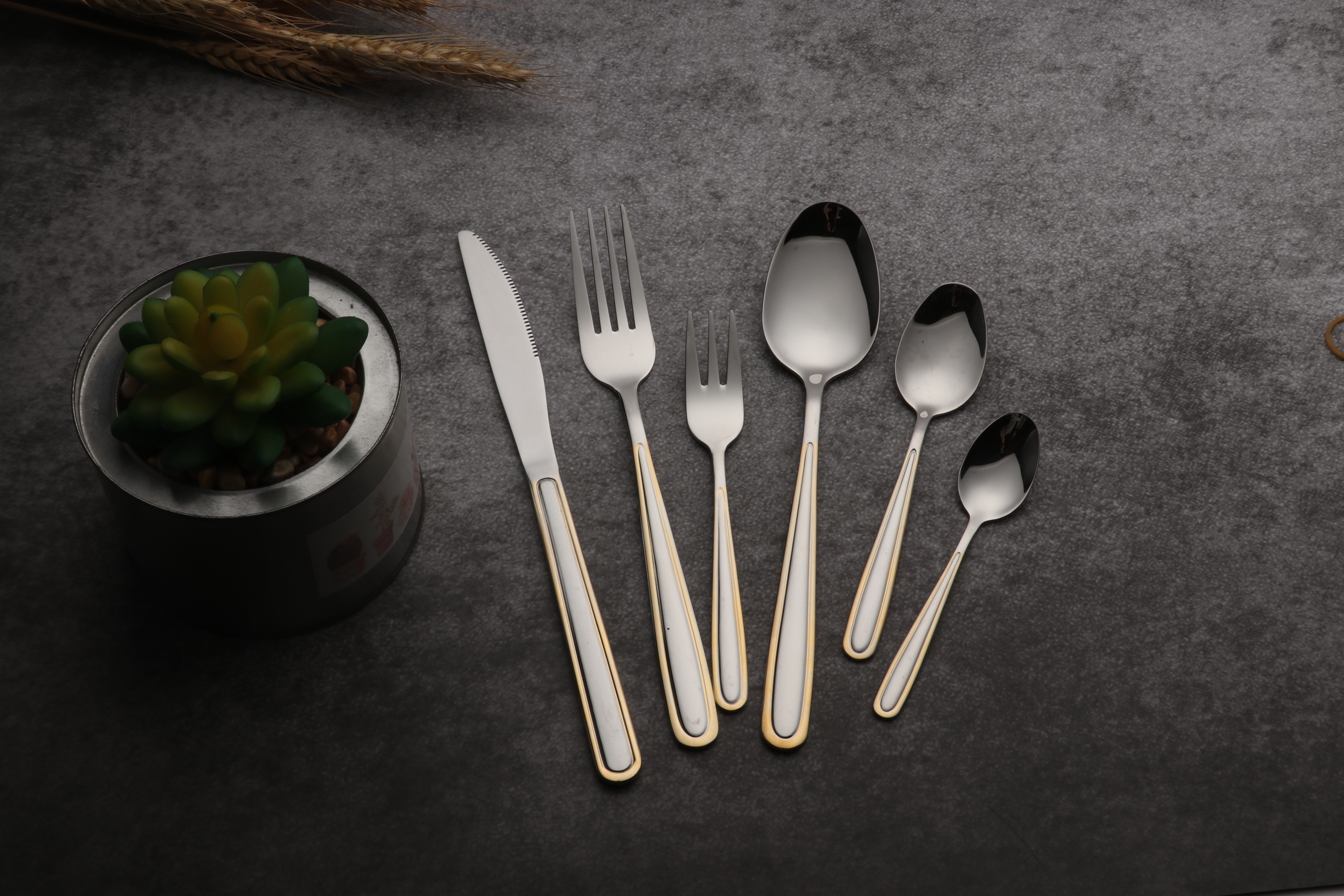 Coil cutlery set details Picture