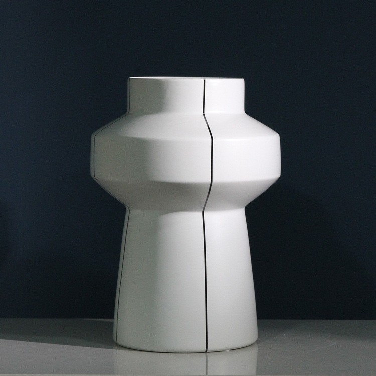 The new hand-pulled prefabricated flower vases with simple black lines and ceramic vase decorations are ideal soft furnishings for the new Chinese-style living room detail image 3