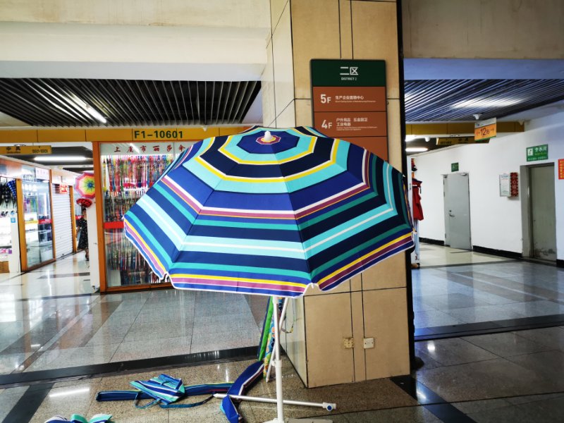 200CM aluminum pole beach umbrella, patterned silver glue polyester umbrella, high-grade zinc alloy steering center column umbrella Application Scenario