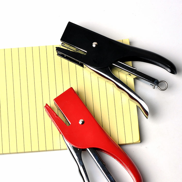 益智王0131订书机，适用于24/6针，一件96个，可定纸张20页，详情7