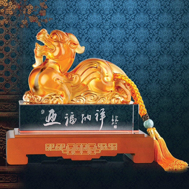 A glass and white jade PI Xiu ornament for bringing good fortune and auspiciousness, a gift for the opening of a new store, and an office decoration