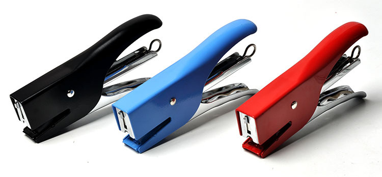 益智王0131订书机，适用于24/6针，一件96个，可定纸张20页，详情1