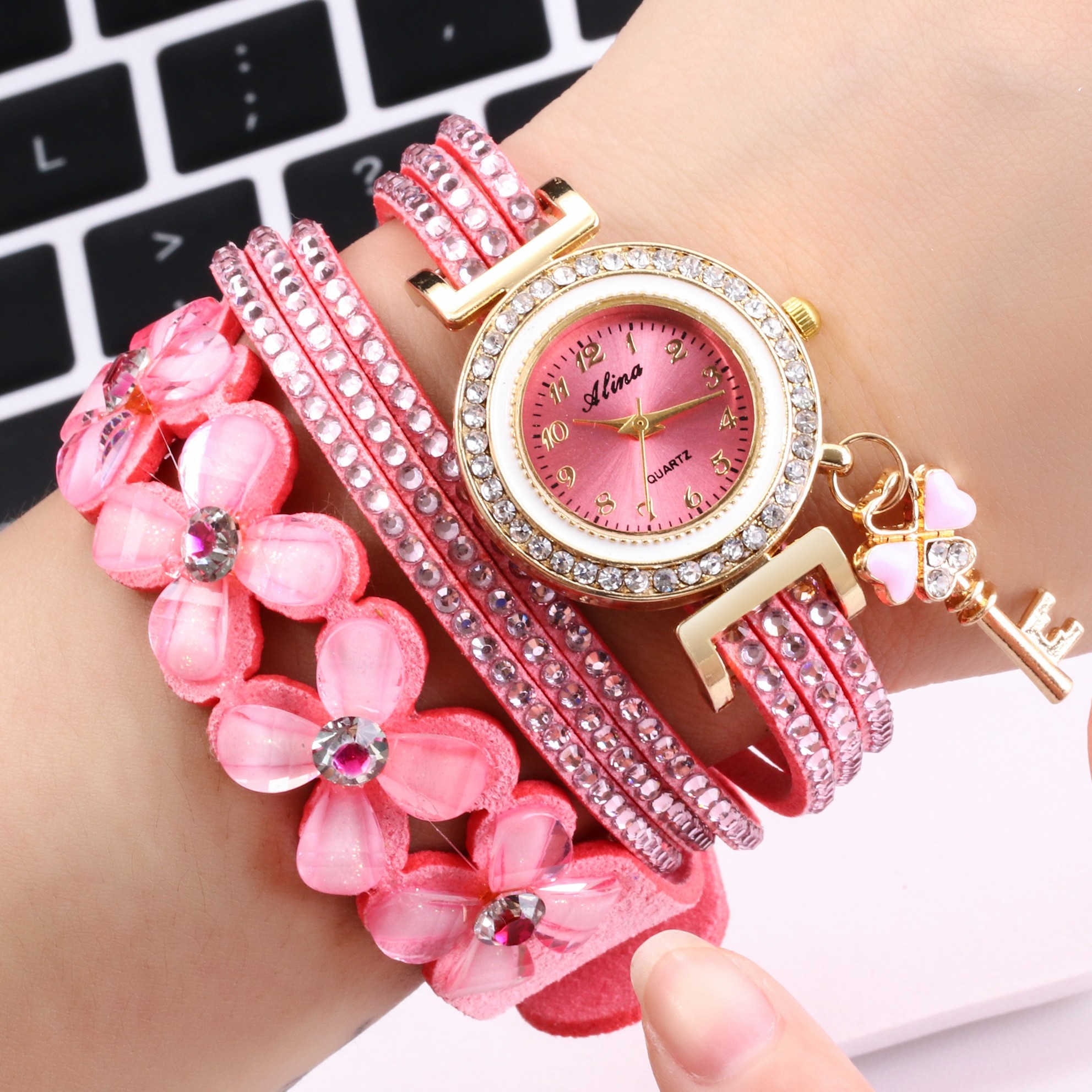 The new Amazon AliExpress hot-selling watch features a long band with three laps of water diamonds and is a fashionable and decorated women's watch detail image 1